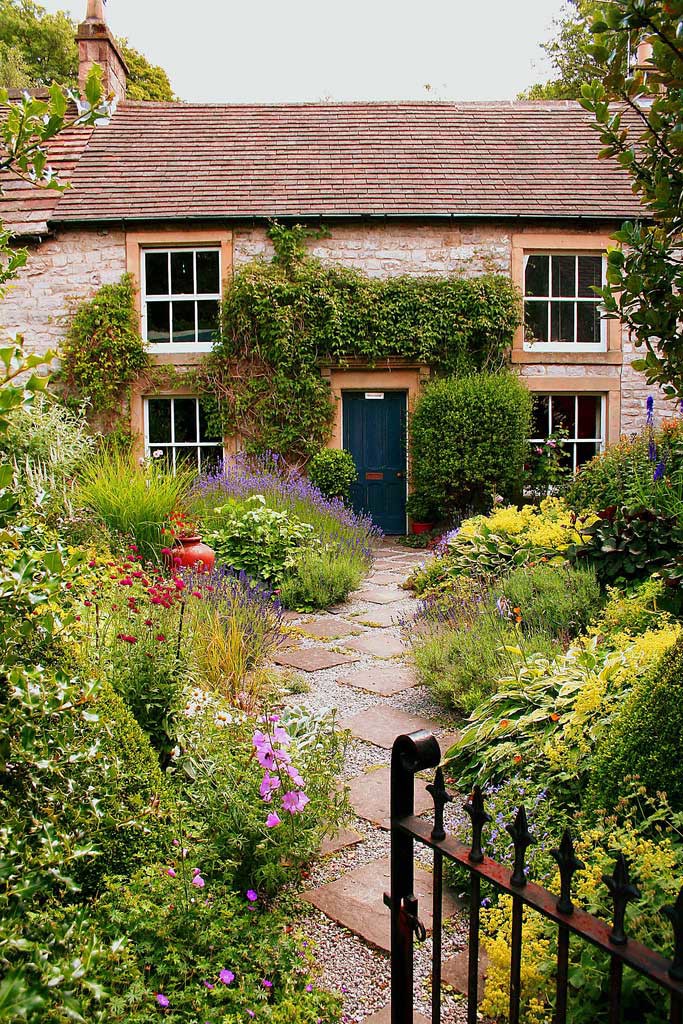 Established gardens are one reason some buyers choose older homes. | mattminordurham.com